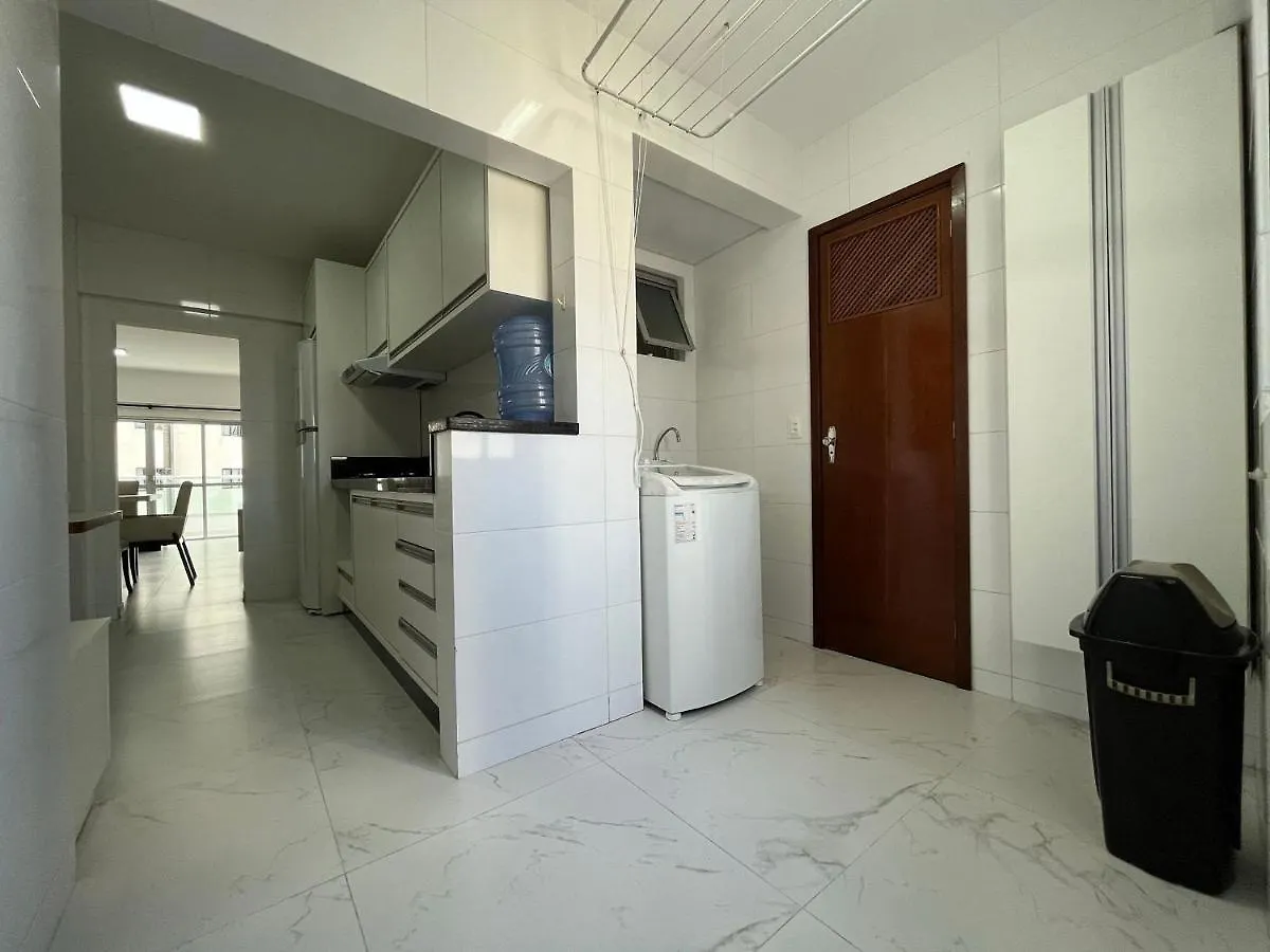 Apartamento PAR001 - Apto Amplo à 30m do Mar, 3 Quartos sendo 1 Suíte, Telas de Proteção, Ar Condicionado, 3 banheiros, Garagem e Internet Balneário Camboriú Brasil